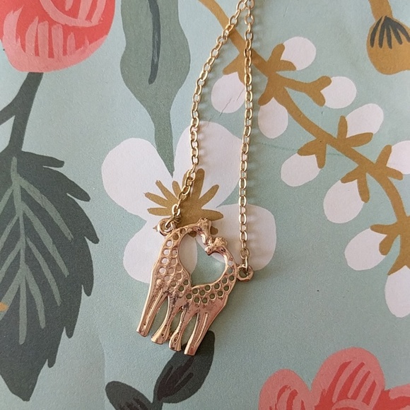 Nwot dainty gold giraffe charm dainty necklace - Picture 3 of 3
